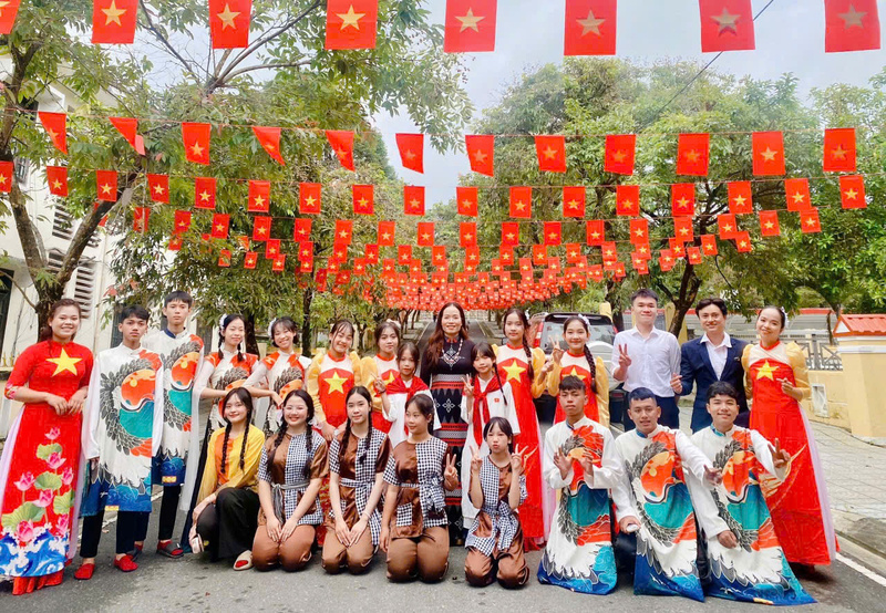 Không khi vui tươi, rộn ràng, rợp cờ Tổ quốc mừng ngày Quốc khánh của người dân xã A Lưới 2. Ảnh: A. Tuyết