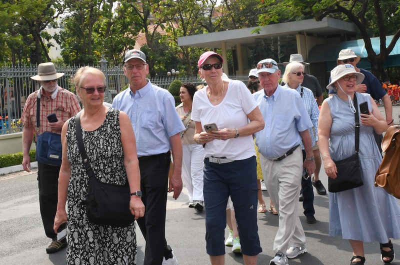 Du khách quốc tế tham quan tại Dinh Độc Lập. Ảnh: Minh Khuê