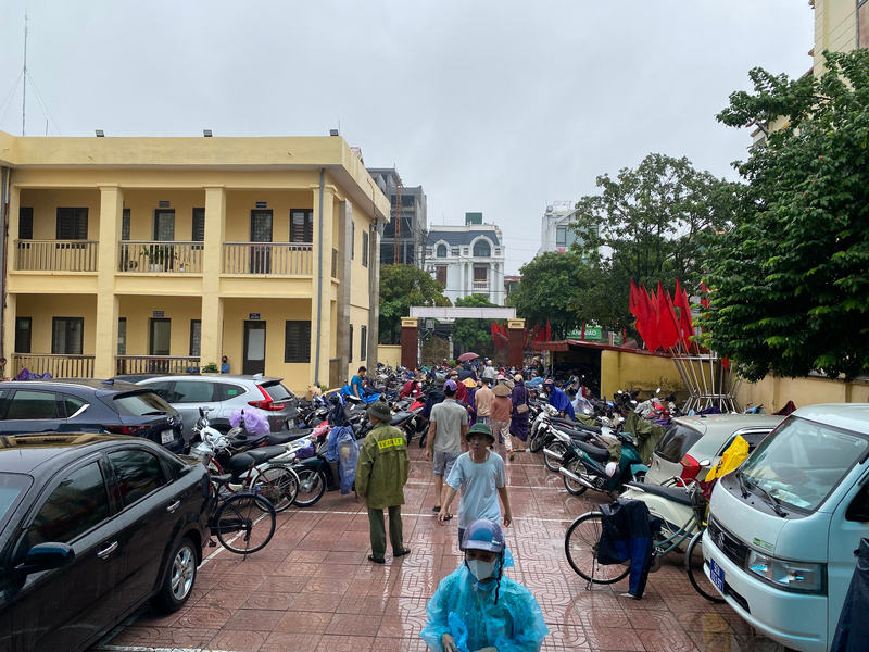 Từng tốp người dân có mặt tại nhà văn hoá từ sáng sớm để nhận quà Tết Độc lập. Ảnh: Thanh Vân