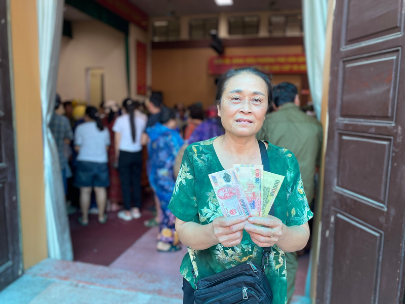 Bà Nguyễn Thị Hoa phấn khởi cầm trên tay phần quà Tết Độc lập dành cho cả gia đình 5 người. Ảnh: Thanh Vân