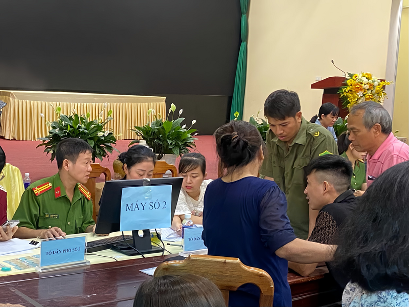 Chính quyền địa phương hỗ trợ để người dân được nhận quà Tết Độc lập nhanh chóng (Ảnh: Thanh Vân)