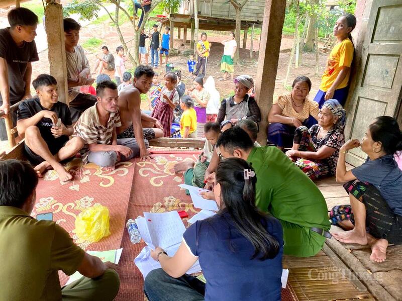 Chính quyền địa phương trao quà là tiền mặt cho đại diện hộ gia đình một cách công khai, minh bạch, dân chủ và khách quan