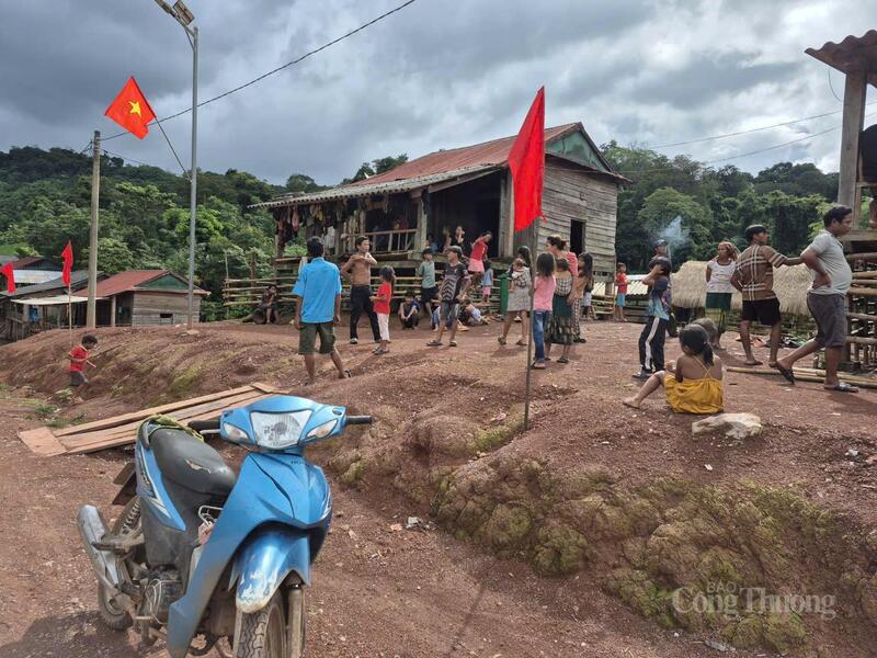 Đồng bào xã miền núi Thượng Trạch phấn khởi đến nhận quà trước ngày Tết Độc lập