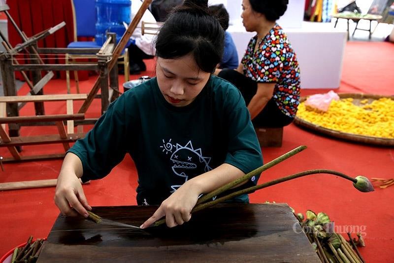 Sợi tơ sen được sử dụng để dệt lụa