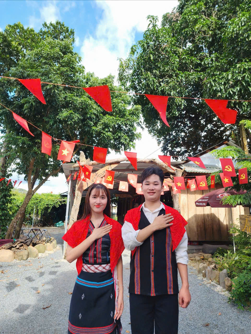 Lớp trẻ ở xã A Lưới 2 thể hiện tinh thần yêu Tổ quốc, khát vọng hoà bình. Ảnh: A. Tuyết