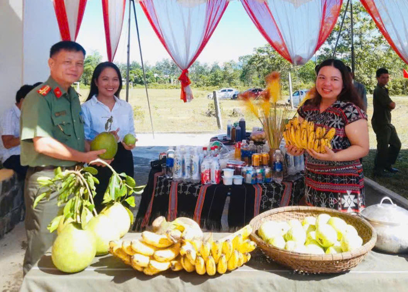 Những sản phẩm nông nghiệp như chuối, bưởi, ổi... của địa phương thu hút người tiêu dùng. Ảnh: Nguyễn Tuấn
