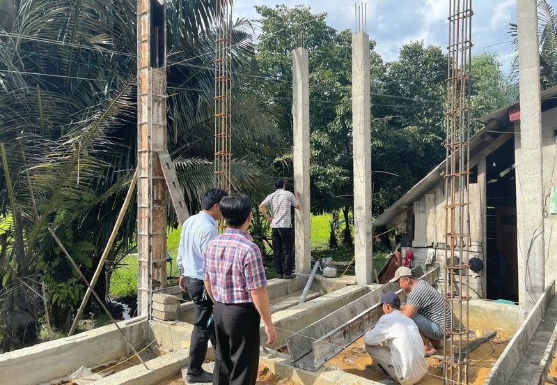 Từ nguồn kinh phí các Chương trình mục tiêu Quốc gia, A Lưới 4 đang từng bước kiên cố hoá nhà ở cho những người có công, đồng bào dân tộc thiểu số. Ảnh: Nguyễn Tuấn