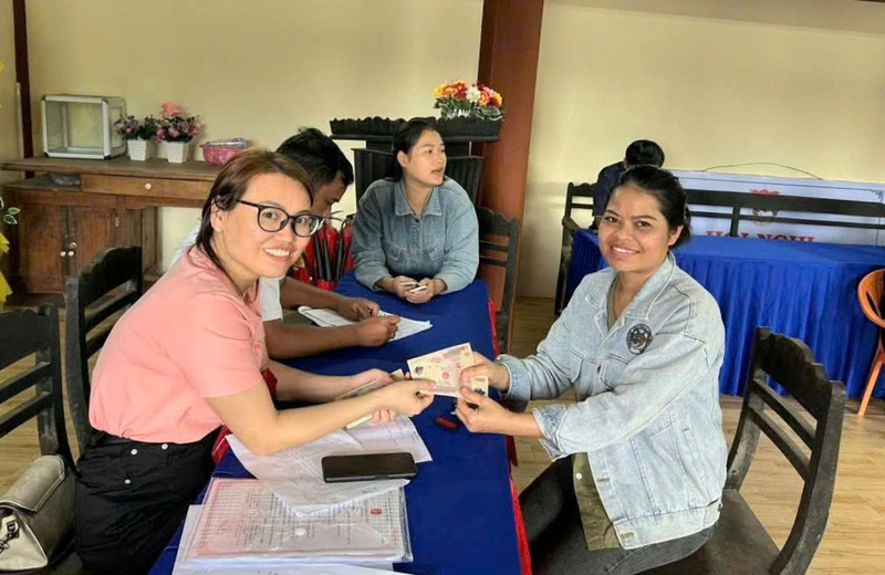Niềm vui ngày hội đất nước được nhân đôi khi toàn thể người dân xã A Lưới 4 nhận quà tặng từ Chính phủ nhân sự kiện 80 năm Quốc khánh 2/9. Ảnh: Nguyễn Tuấn