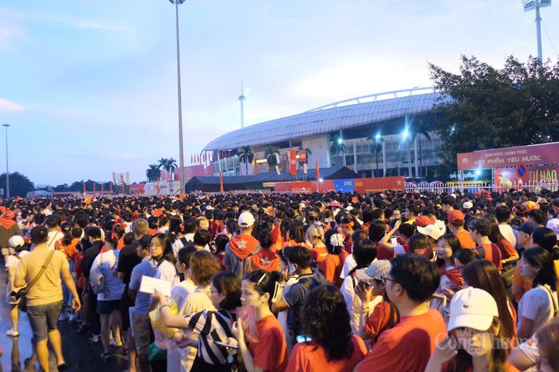 "Biển" người xếp hàng tham dự concert quốc gia đặc biệt tối nay (1/9) tại Sân vận động Quốc gia Mỹ Đình. Ảnh: Lê An