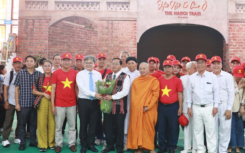 Phó Chủ tịch UBND TP. Hà Nội Trương Việt Dũng tặng hoa chúc mừng Đoàn đại biểu thành phố Đà Nẵng tại Ga Hà Nội. Ảnh: Vương Vân