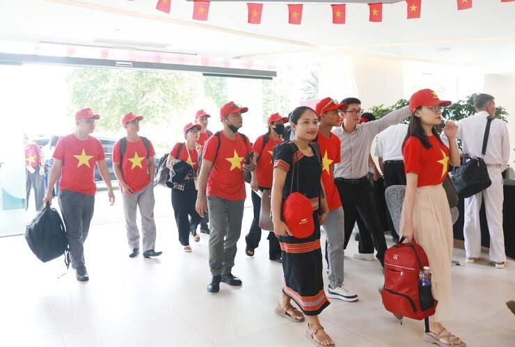 Sau khi được Phó Chủ tịch UBND Thành phố Hà Nội Trương Việt Dũng đón và tặng hoa Đoàn về nghỉ tại khách sạn Novotel Hà Nội. Ảnh: Vương Vân