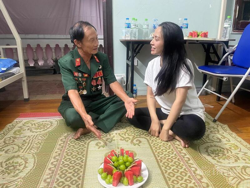 Bác Vỹ kể lại câu chuyện ở chiến trường năm xưa với chị Hồng, một tình nguyện viên. Ảnh: Hoàng Thanh