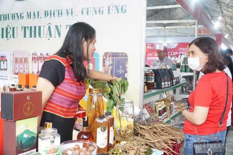 HTX Nông nghiệp sinh thái Phượng Hòa giới thiệu các sản phẩm của đồng bào dân tộc Giẻ Triêng tại Hội chợ Công Thương và OCOP Quảng Ngãi 2025