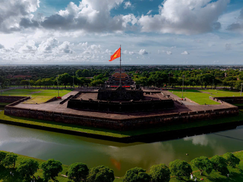 Cờ đỏ sao vàng tung bay trên Kỳ đài Huế. Ảnh: L. Hoàng