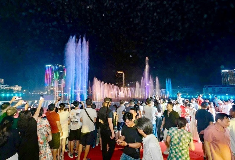 Đông đảo du khách trải nghiệm nhạc nước tại tỉnh Quảng Ninh. Ảnh: Thanh Tùng