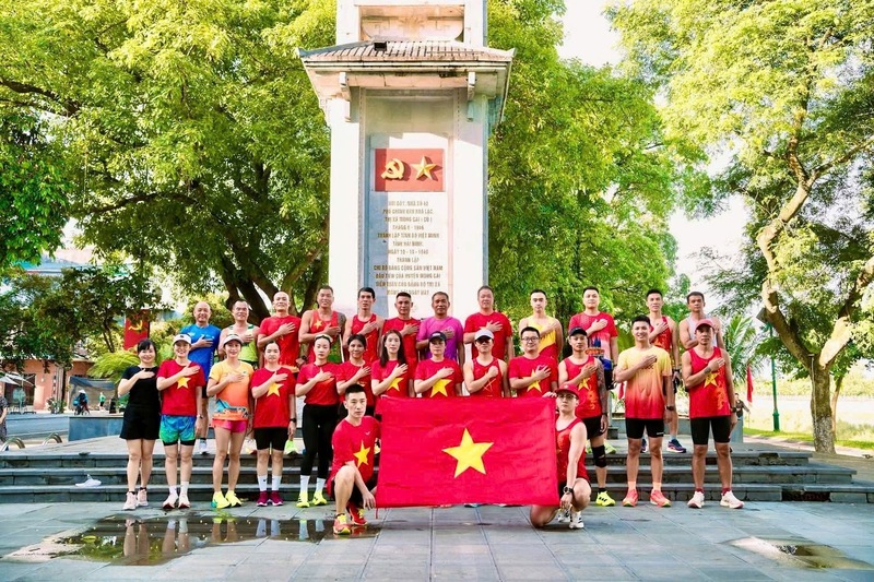 Du khách hòa chung không khí ngày Tết Độc lập tại Móng Cái. Ảnh: Thanh Tùng