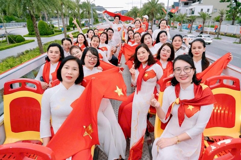 Du khách tham quan trải nghiệm tại tỉnh Quảng Ninh dịp Tết Độc lập. Ảnh: Thanh Tùng