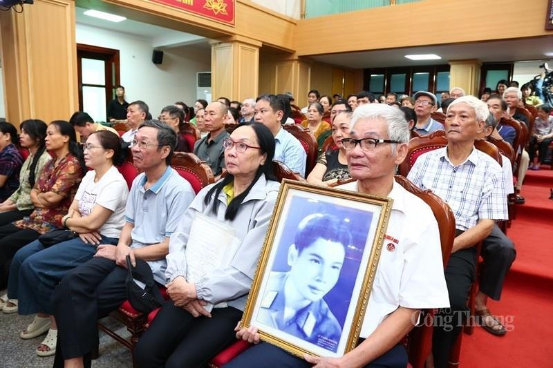 Từng ngày, thân nhân của những liệt sĩ đang mong đợi tìm được người thân của mình
