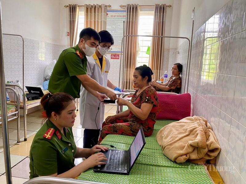 Cán bộ Công an tỉnh Thanh Hóa đến tận bệnh viện thu mẫu ADN thân nhân