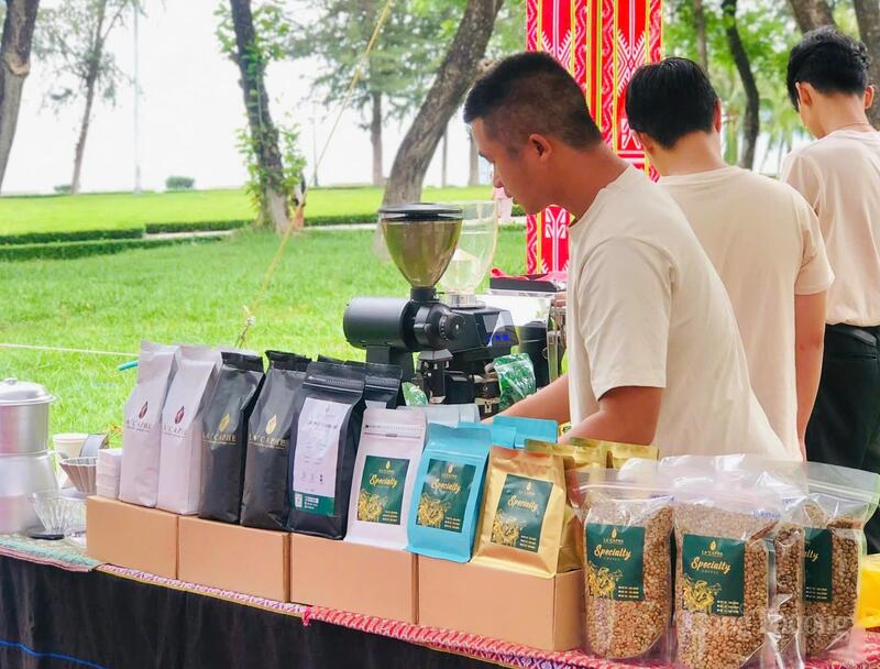 Nhiều du khách thích thú trải nghiệm sản phẩm địa phương không chỉ vì hương vị đặc trưng mà còn bởi cách trưng bày đẹp mắt, có câu chuyện gắn liền với văn hóa địa phương