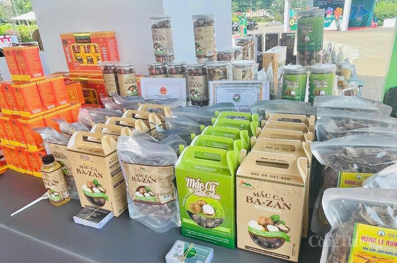 Các sản phẩm đặc sản địa phương được trưng bày tại sự kiện