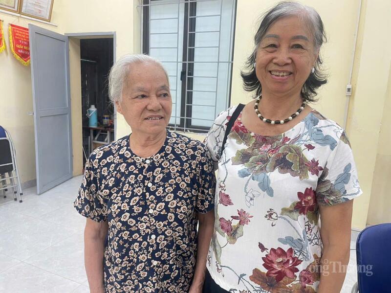 Bà Nguyễn Thị Bồng (bên trái, 79 tuổi) cho hay: "Lâu lắm rồi tôi mới thấy không khí 2/9 rộn ràng thế này. Cờ đỏ sao vàng treo khắp nơi, lại còn được tặng quà, tôi rất vui và cảm động".