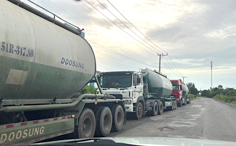 Xe chuyên trở tro bay, tro xỉ từ nhà máy nhiệt điện Duyên Hải