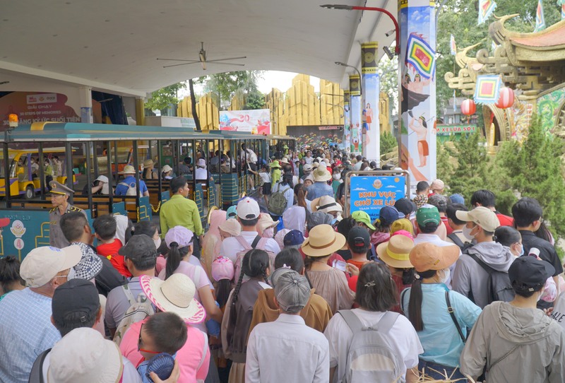 Dịp lễ 2/9 năm nay lượng khách khu du lịch Suối Tiên tăng 40 - 50% so với cùng kỳ năm trước. Ảnh: Minh Khuê