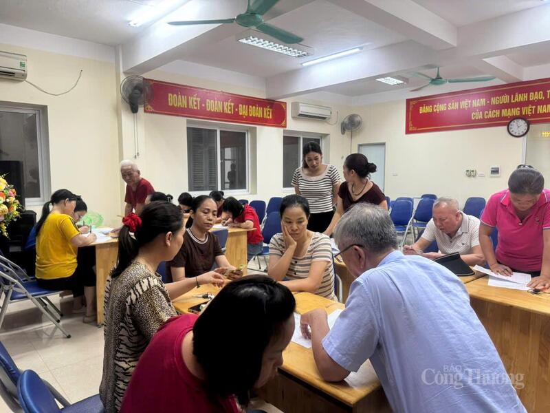 Tại Tây Hồ, ông Nguyễn Việt Cường, Phó Chủ tịch Ủy ban Nhân dân phường cho biết: "Chúng tôi mời bà con tới các tổ dân phổ nhận quà của Đảng và Nhà nước, chỉ cần mang theo căn cước công dân là được. Dịp này, tổng kinh phí chi trả quà cho người dân trên địa bàn khoảng hơn 10 tỷ đồng".