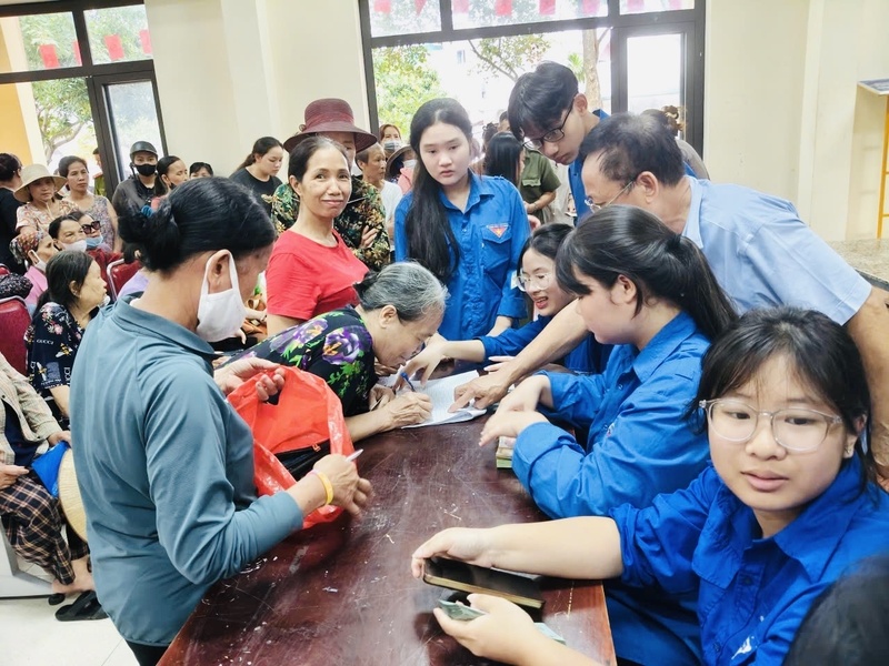 Lực lượng đoàn viên, thanh niên tại xã Thiên Lộc tích cực hỗ trợ công tác chi trả quà Tết Độc lập 2/9, góp phần đảm bảo trật tự và nhanh chóng tại các điểm phát quà