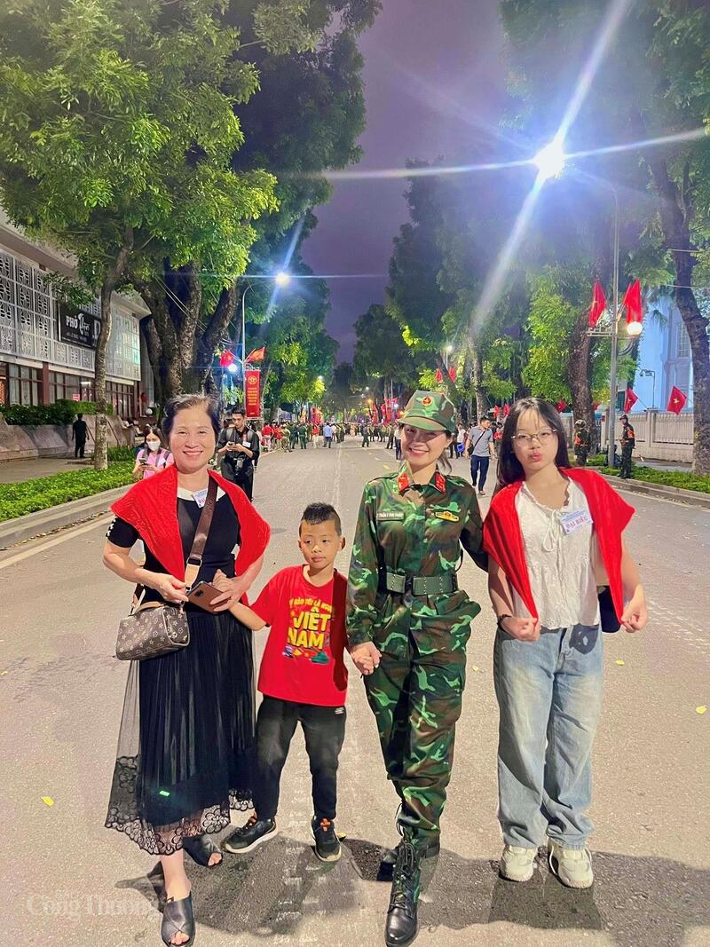 Chị Thảo cùng gia đình xuống phố, hòa vào dòng người đông vui rực rỡ sắc cờ, sắc áo. Ảnh: NVCC