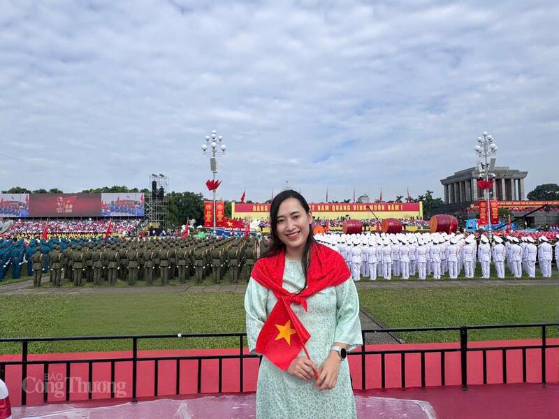 Chị Thủy hòa mình vào không khí tại Quảng trường Ba Đình lịch sử. Ảnh: NVCC