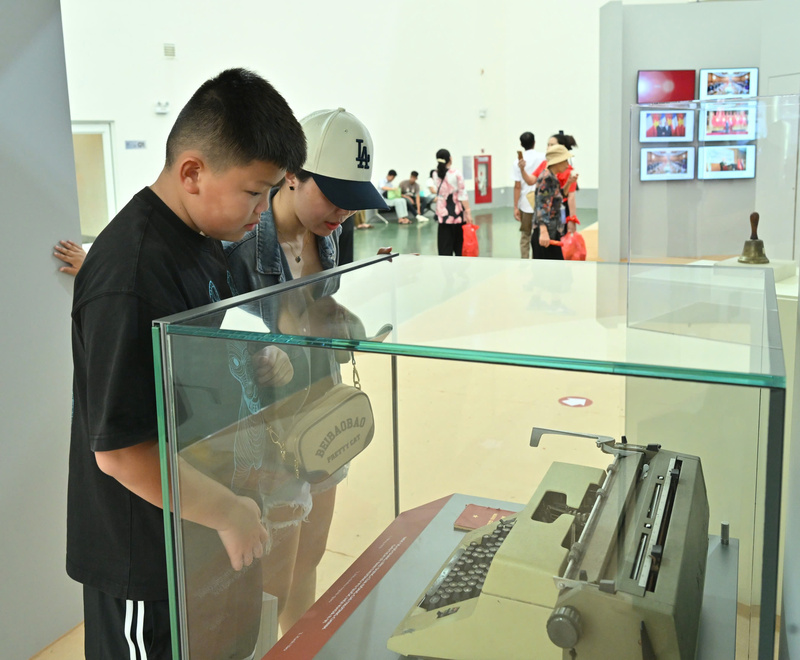 Nhiều gia đình cho con em đi tham quan triển lãm