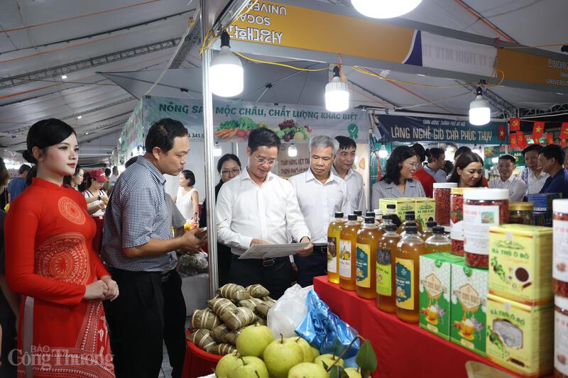 Hơn 90 gian hàng tại Tuần hàng Việt thành phố Hà Nội quy tụ sản phẩm đa dạng, từ nông sản, OCOP đến thủ công mỹ nghệ, khẳng định vị thế và sức mạnh hàng Việt. Ảnh: Lê Phú