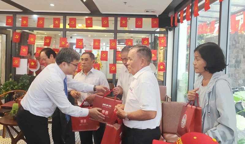Phó Chủ tịch UBND Thành phố Hà Nội Trương Việt Dũng thăm hỏi đại biểu tỉnh Quảng Ngãi