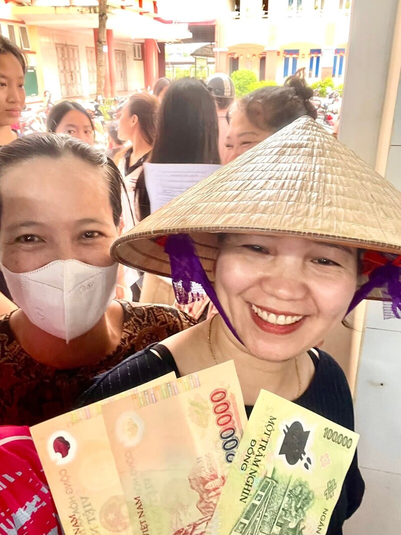 Niềm vui hiện rõ trên khuôn mặt người dân xã Quảng Oai khi nhận quà dịp Quốc khánh 2/9, một món quà nhỏ nhưng đầy ý nghĩa. Ảnh: UBND xã