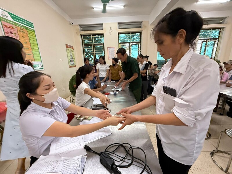 Thủ tục nhận tiền được cán bộ tiến hành nhanh chóng, thuận lợi cho người dân. Ảnh: UBND xã