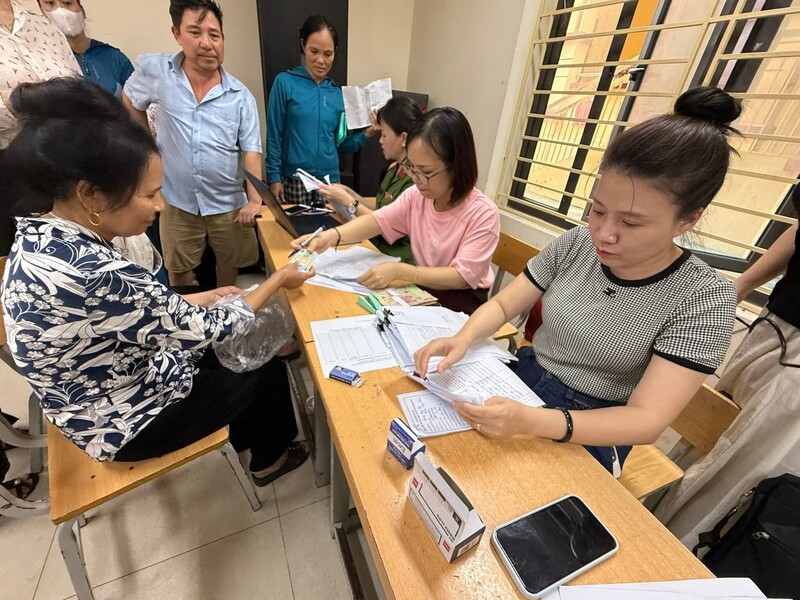 Công tác chi trả quà Tết Độc lập cho người dân xã Quảng Oai được diễn ra công khai, minh bạch, đúng đối tượng. Ảnh: UBND xã