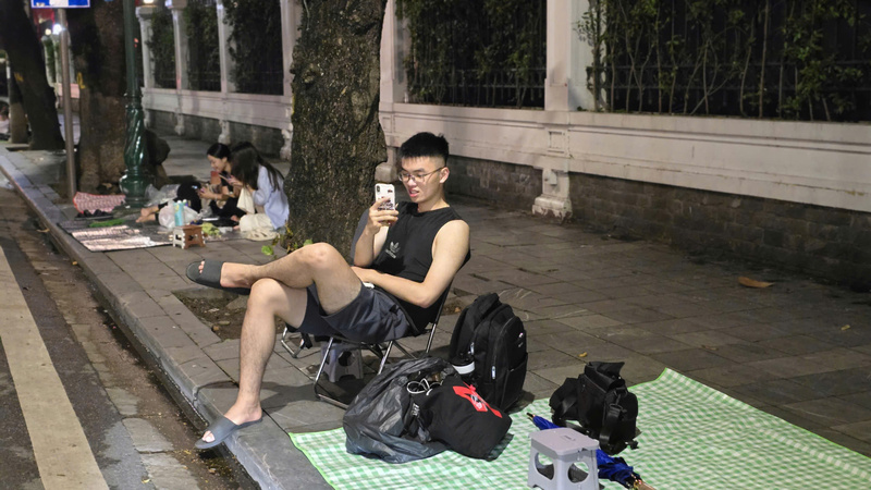 Chàng trai này có mặt từ sớm "cắm chốt" trên vỉa hè, sẵn sàng ngủ 2 đêm chờ đến sáng 2/9