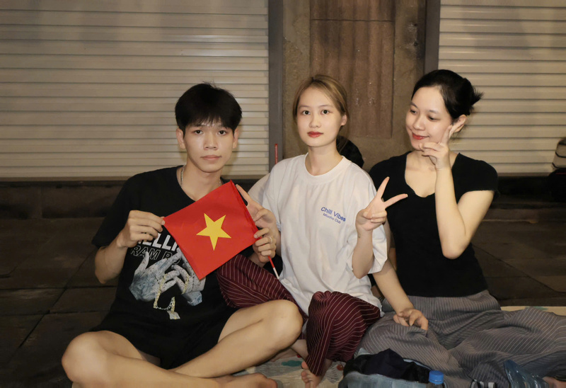 Quỳnh Như và nhóm bạn lựa chọn địa điểm thuận lợi nhất, đẹp nhất để hòa cùng khí thế rộn ràng của ngày Quốc khánh