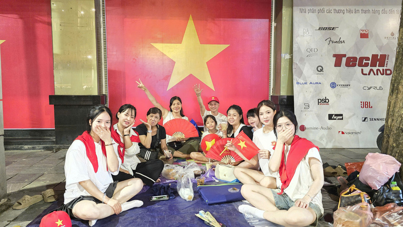Gia đình chị Tâm chọn một vị trí trên đường Tràng Thi để xem trọn vẹn lễ diễu binh, diễu hành ngày 2/9