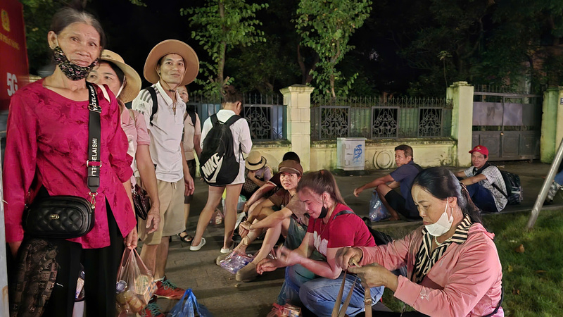 Ao ước được một lần tận mắt xem diễu binh cho thoả lòng, bà Hoa (trái) ở Lào Cai chia sẻ: "Tôi cùng gần 20 người trong làng đã xuống Hà Nội từ chiều. Chúng tôi đến thẳng đây từ tối nhưng hiện vẫn chưa tìm được chỗ ngồi. Lực lượng công an đang làm nhiệm vụ, chưa cho tụ tập lâu tại một điểm nên cứ phải di chuyển từ chỗ này sang chỗ khác".