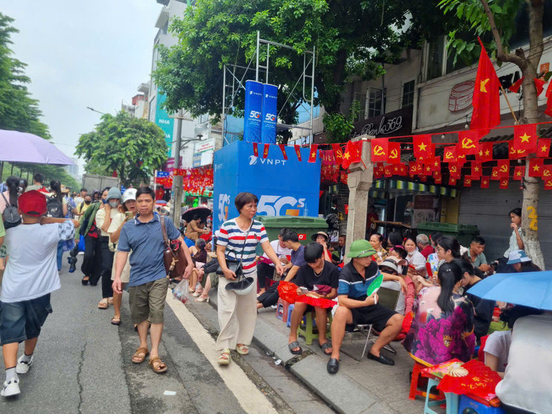 Vỉa hè chật kín người ngồi xếp hàng, dưới lòng đường dòng người đi bộ cũng ken đặc, tìm vị trí thuận lợi để theo dõi sự kiện A80.
