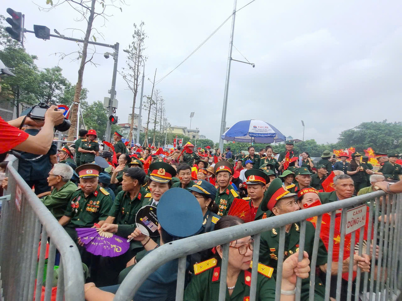 Các cựu chiến binh được bố trí chỗ ngồi ngay tại ngã tư đường Trần Phú và đường Hùng Vương