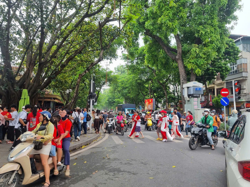 Phố Lê Hồng Phong trước giờ cấm đường chuẩn bị cho sự kiện A80.