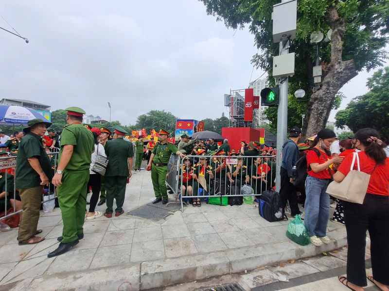 Lực lượng chức năng tận tình hướng dẫn, sắp xếp vị trí ngồi cho các cựu chiến binh trên các tuyến phố bảo đảm thuận lợi khi theo dõi sự kiện A80.