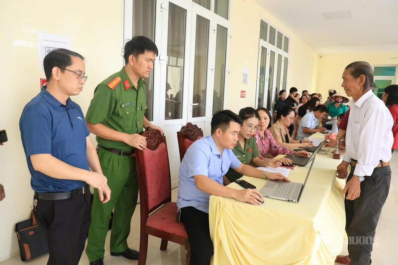 Chính quyền xã Tam Đảo (tỉnh Phú Thọ) tận tình hướng dẫn, phát quà cho người dân địa phương trước ngày Quốc khánh 2/9