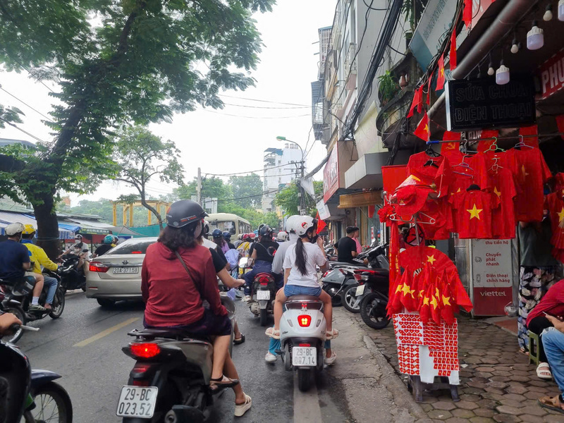 Đường Hoàng Hoa Thám tấp nập người dân chọn mua cờ Tổ quốc và vật phẩm trang trí, chuẩn bị không khí rực rỡ mừng Quốc khánh và sự kiện A80.