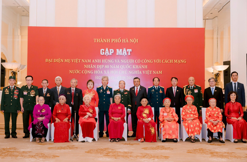 Chủ tịch UBND Thành phố Hà Nội Trần Sỹ Thanh cùng các đại biểu chụp ảnh lưu niệm với Mẹ Việt Nam anh hùng, Người có công với cách mạng tại buổi gặp mặt nhân dịp 80 năm Quốc khánh 2/9. Ảnh: Thùy Linh