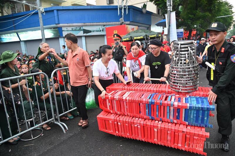 Tri ân cựu chiến binh bằng hàng ghế ưu tiên xem diễu binh, diễu hành A80 - 9